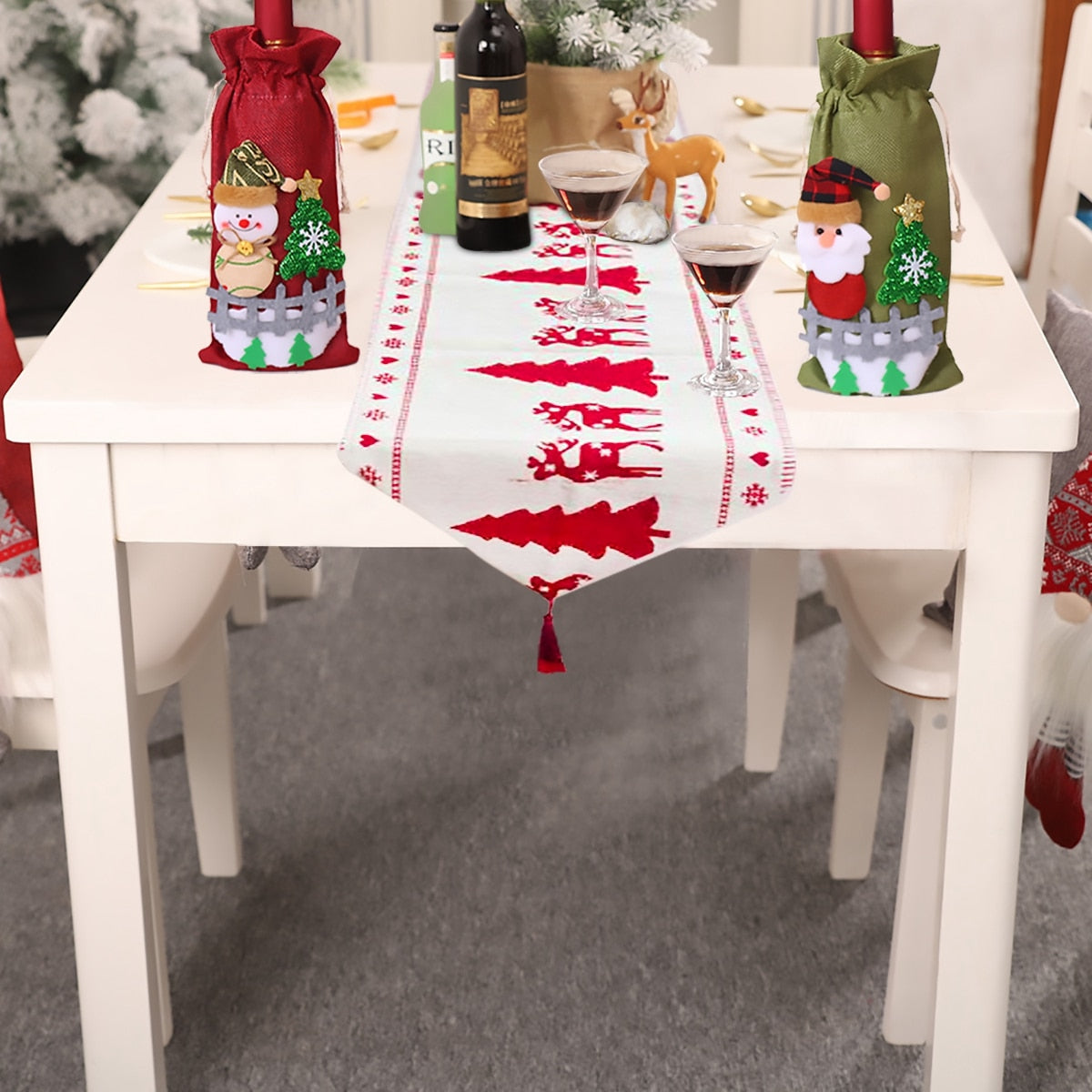 Tischläufer mit Weihnachtsdekoration