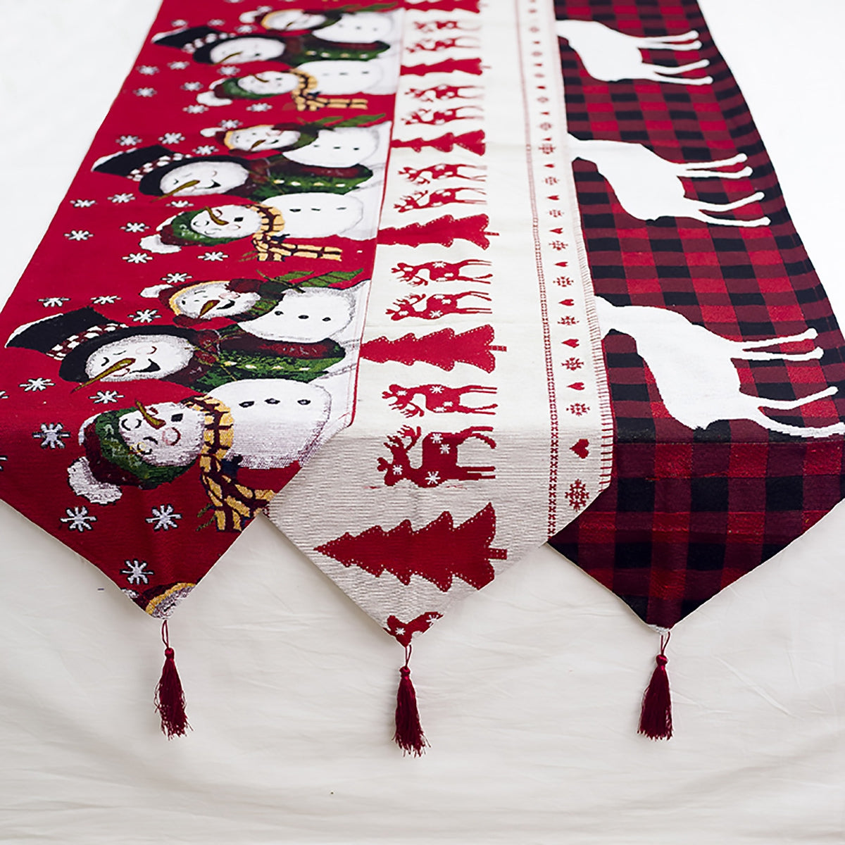 Tischläufer mit Weihnachtsdekoration