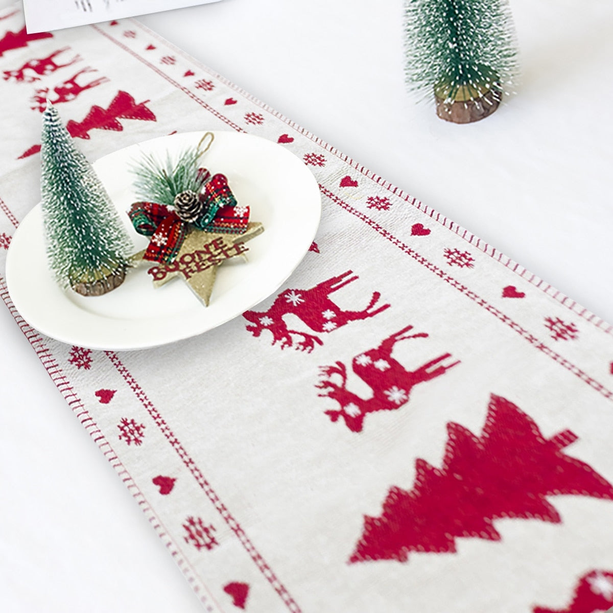 Tischläufer mit Weihnachtsdekoration