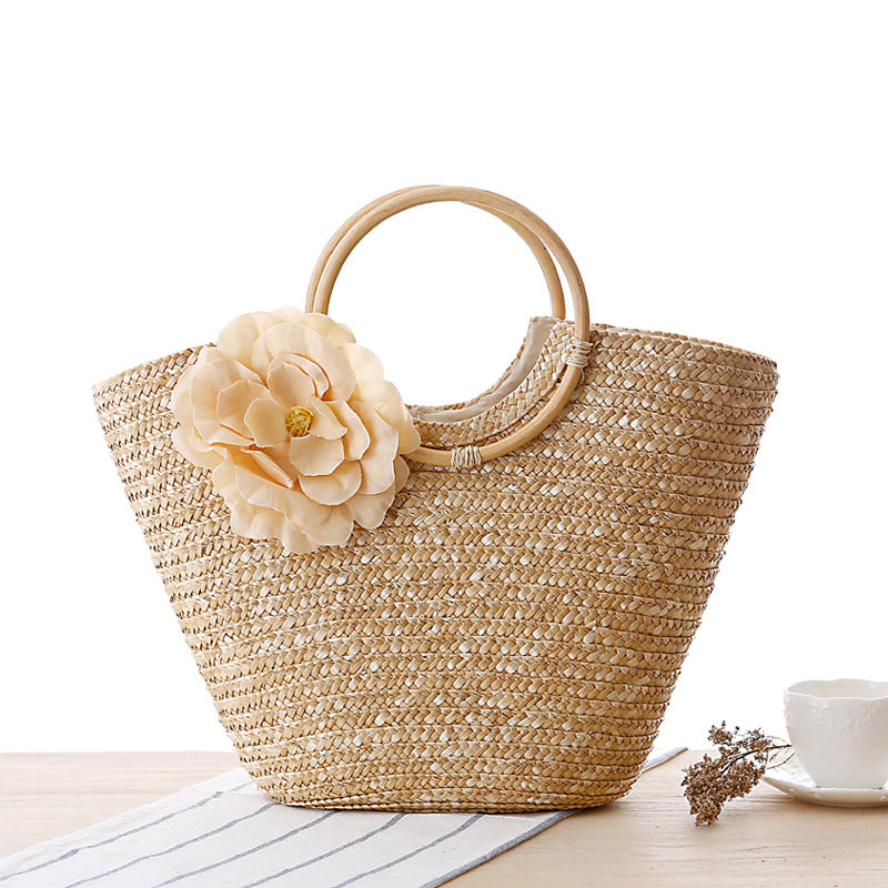 Geflochtene Tasche mit Blumendeckor