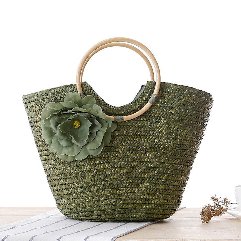Geflochtene Tasche mit Blumendeckor