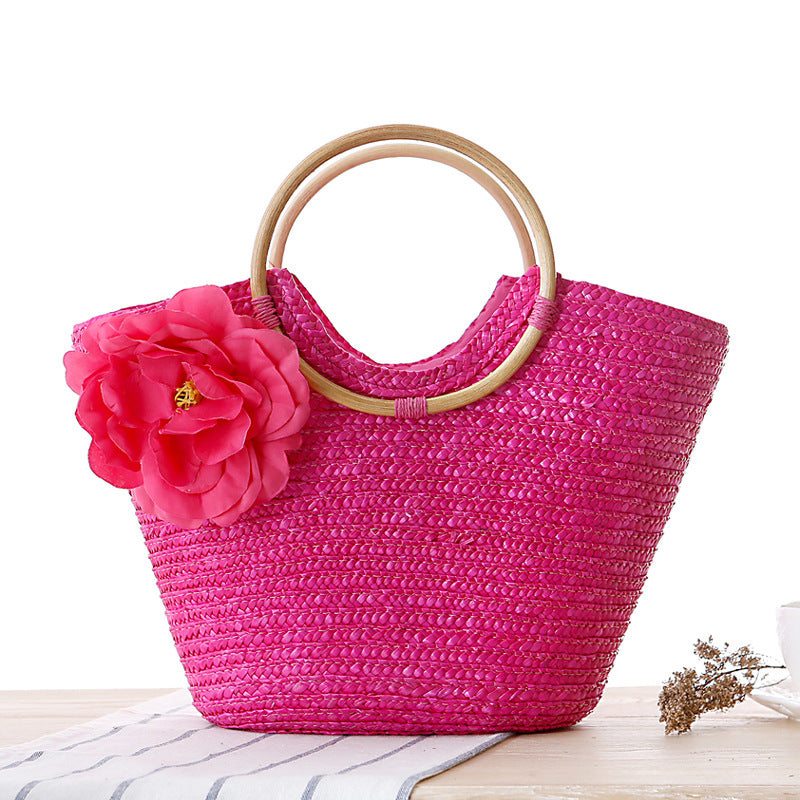 Geflochtene Tasche mit Blumendeckor