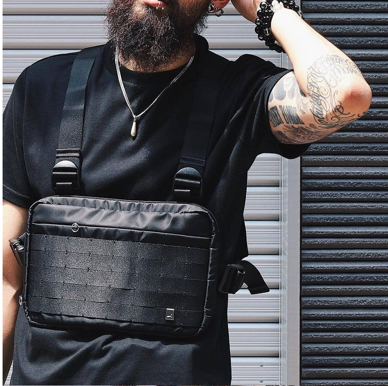 Stylischer Brustbeutel