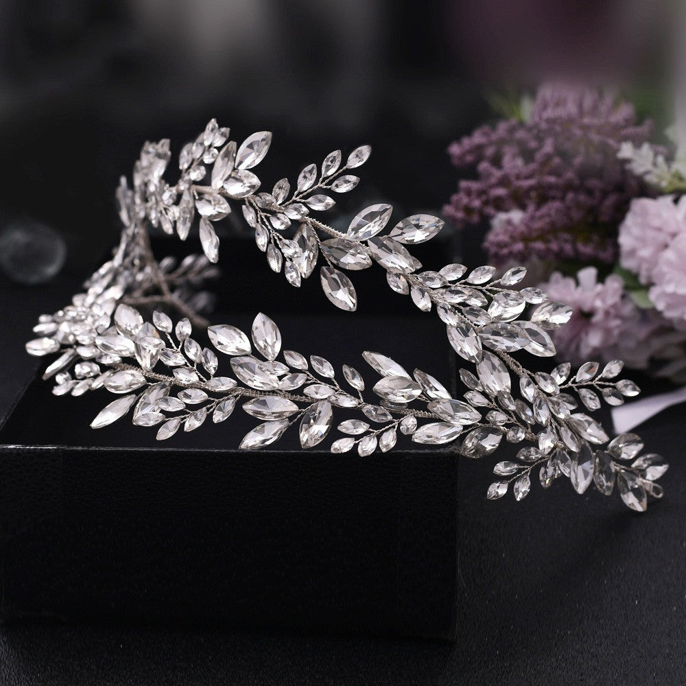 Haarschmuck mit Strasssteinen verziert