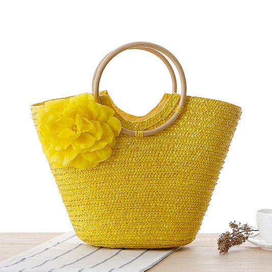 Geflochtene Tasche mit Blumendeckor