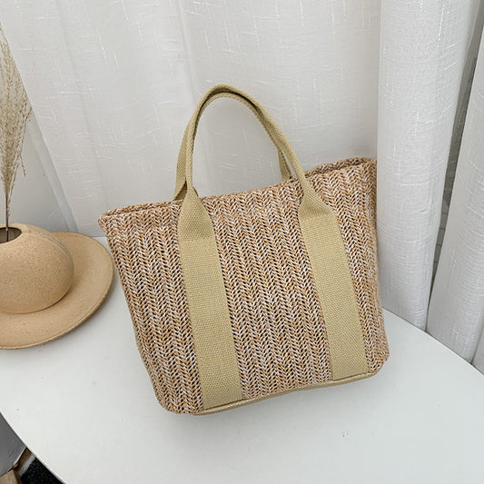 Modische Handtasche aus Naturmaterial gewoben