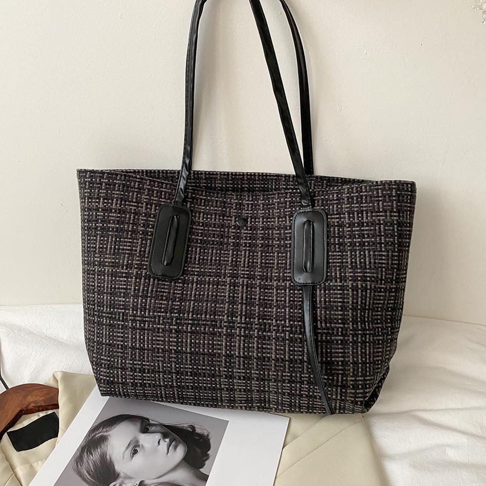 Trendige Damenhandtasche mit Schulterriemen