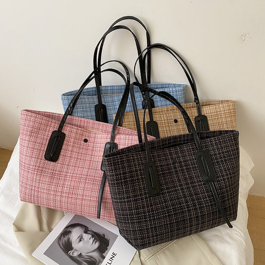 Trendige Damenhandtasche mit Schulterriemen